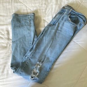 Straight leg distressed Levi 724 jeans, high rise!!